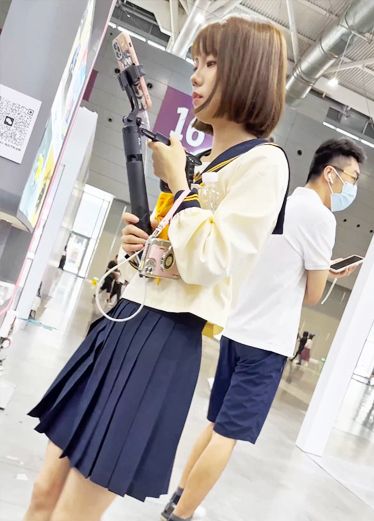 短发学生妹拍东西，那我来拍她内裤！抄底 dtL