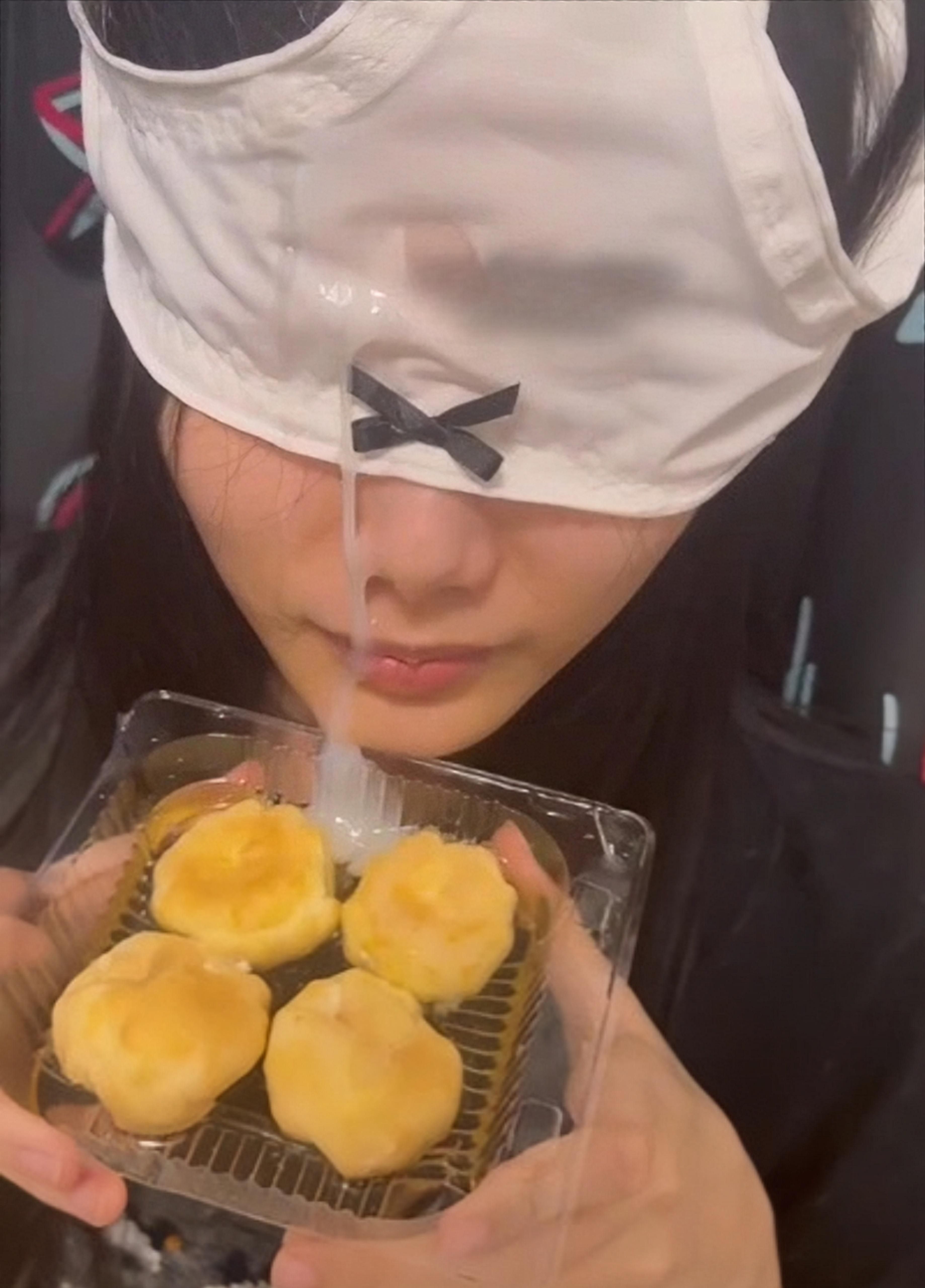 【主人超你射精液，你拿精液做美食】调教母狗圣水精液泡食物，颜射拉丝，精液盛宴带着食物细细品尝！ WRb